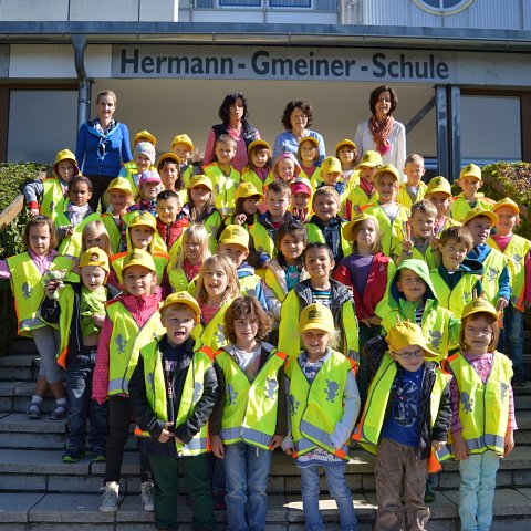 Die Schulanfänger ausgestattet mit den Schildmützen der Deutschen Verkehrswacht und den Sicherheitswesten der ADAC Stiftung „Gelber Engel“