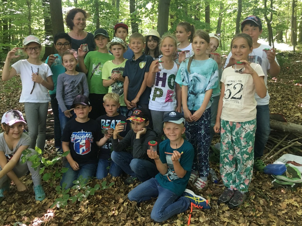 Klasse 3b im Waldklassenzimmer