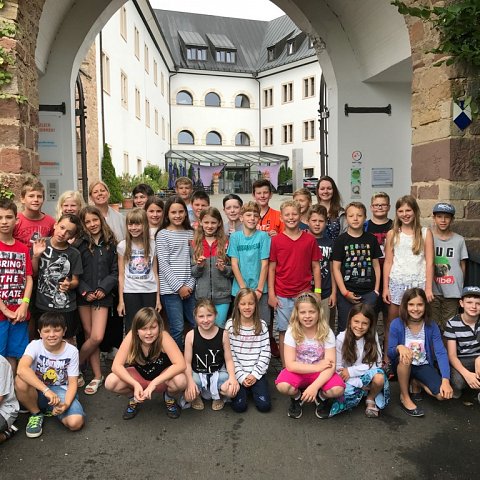 Klassen 4a und 4b auf der Burg Altleiningen