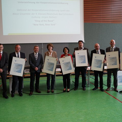 Nach der Unterzeichnung wurden die Urkunden des Projekts „Wirtschaft macht Schule“ der IHK Karlsruhe an die einzelnen Schulen ausgegeben