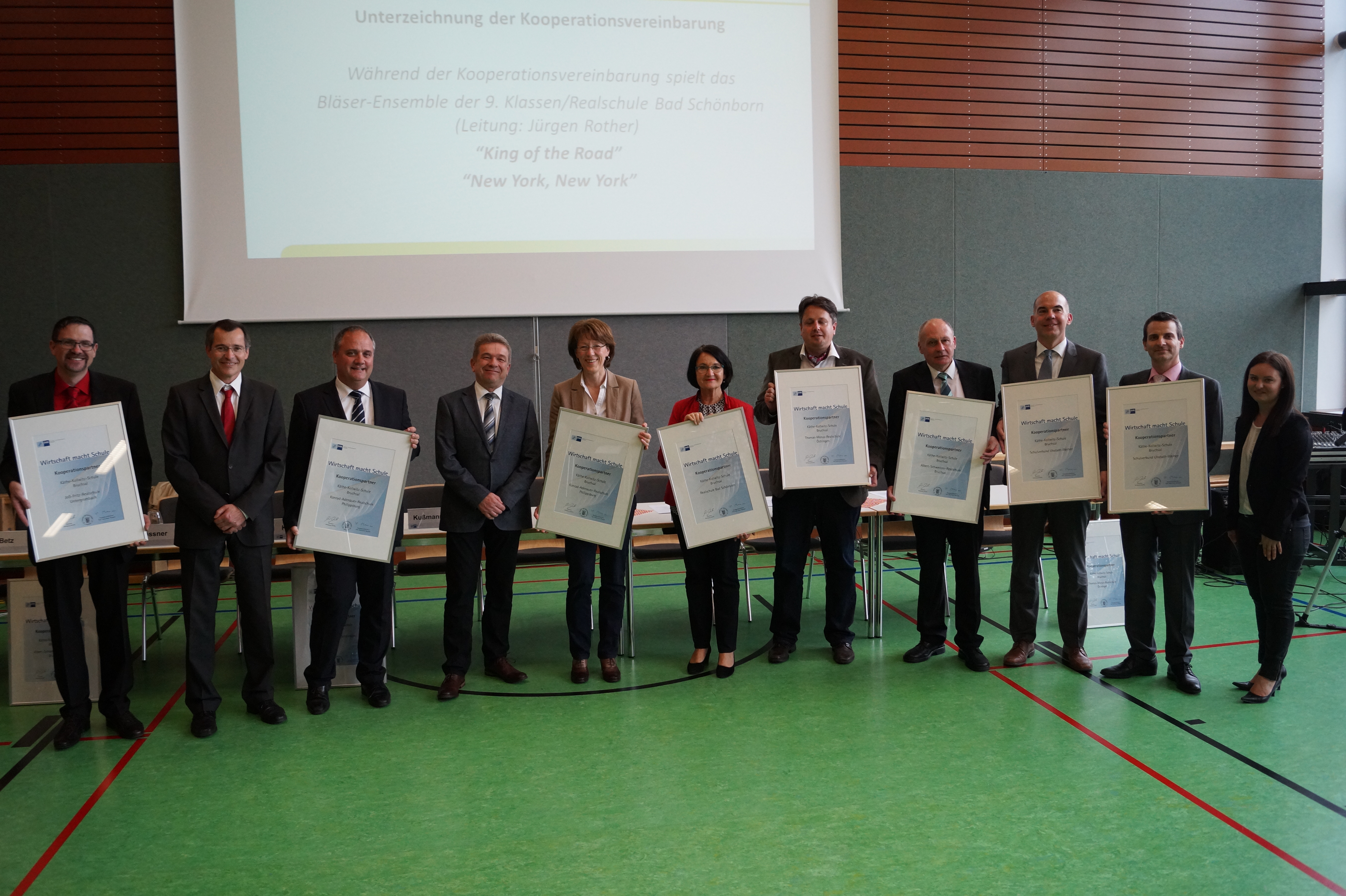 Nach der Unterzeichnung wurden die Urkunden des Projekts „Wirtschaft macht Schule“ der IHK Karlsruhe an die einzelnen Schulen ausgegeben