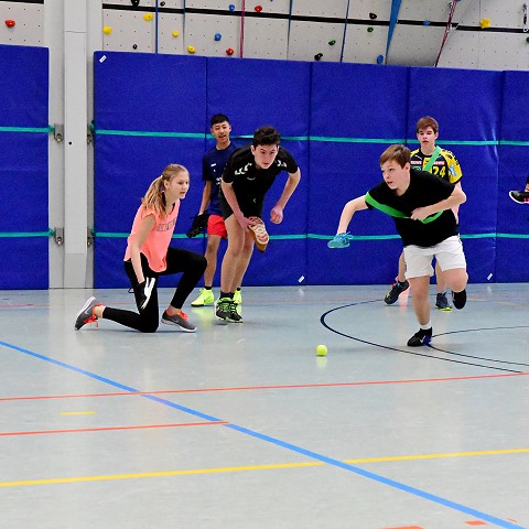 Motivierte Schüler beim “Schlappenhockey”