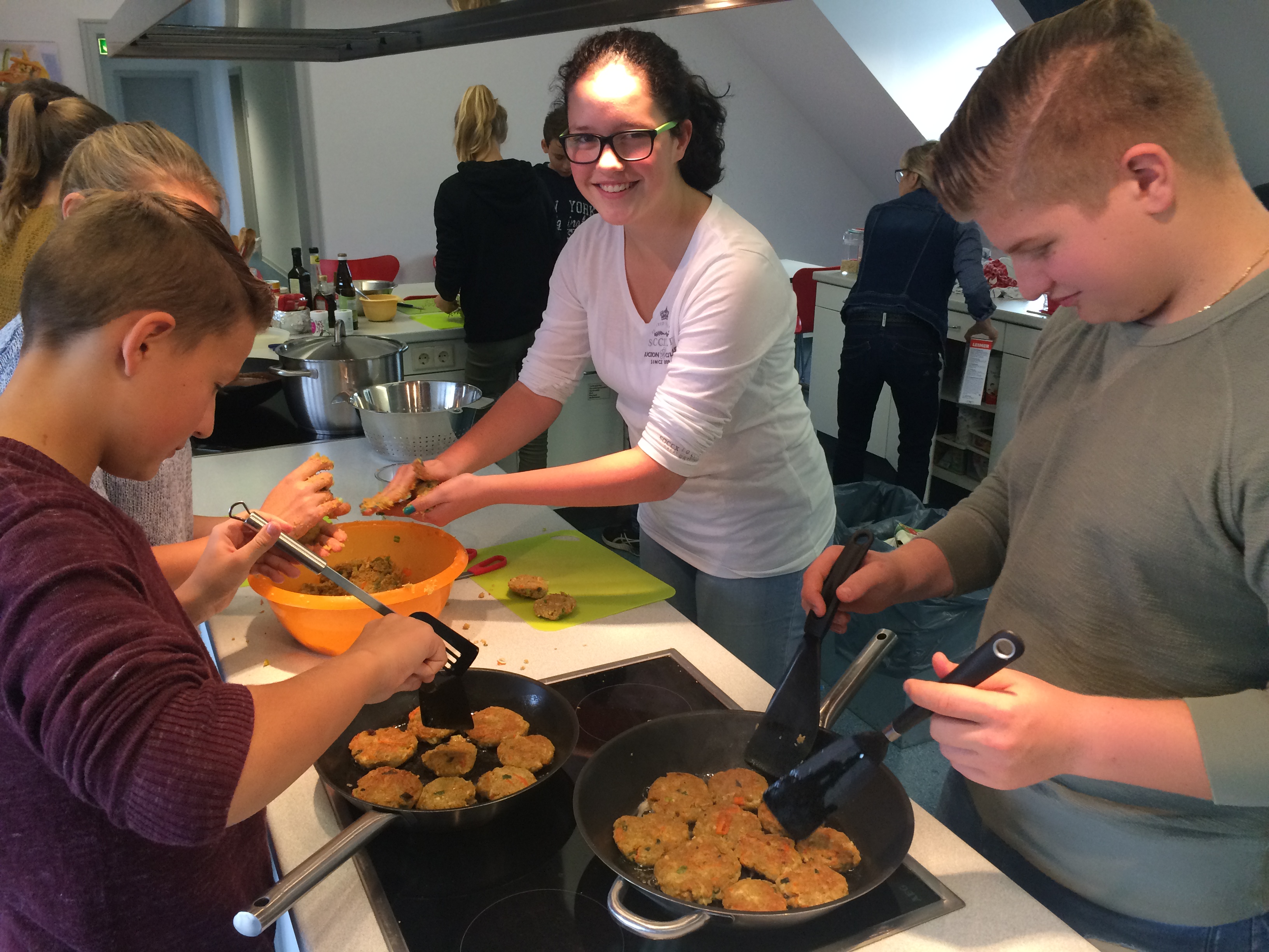 Schüler beim Kochen