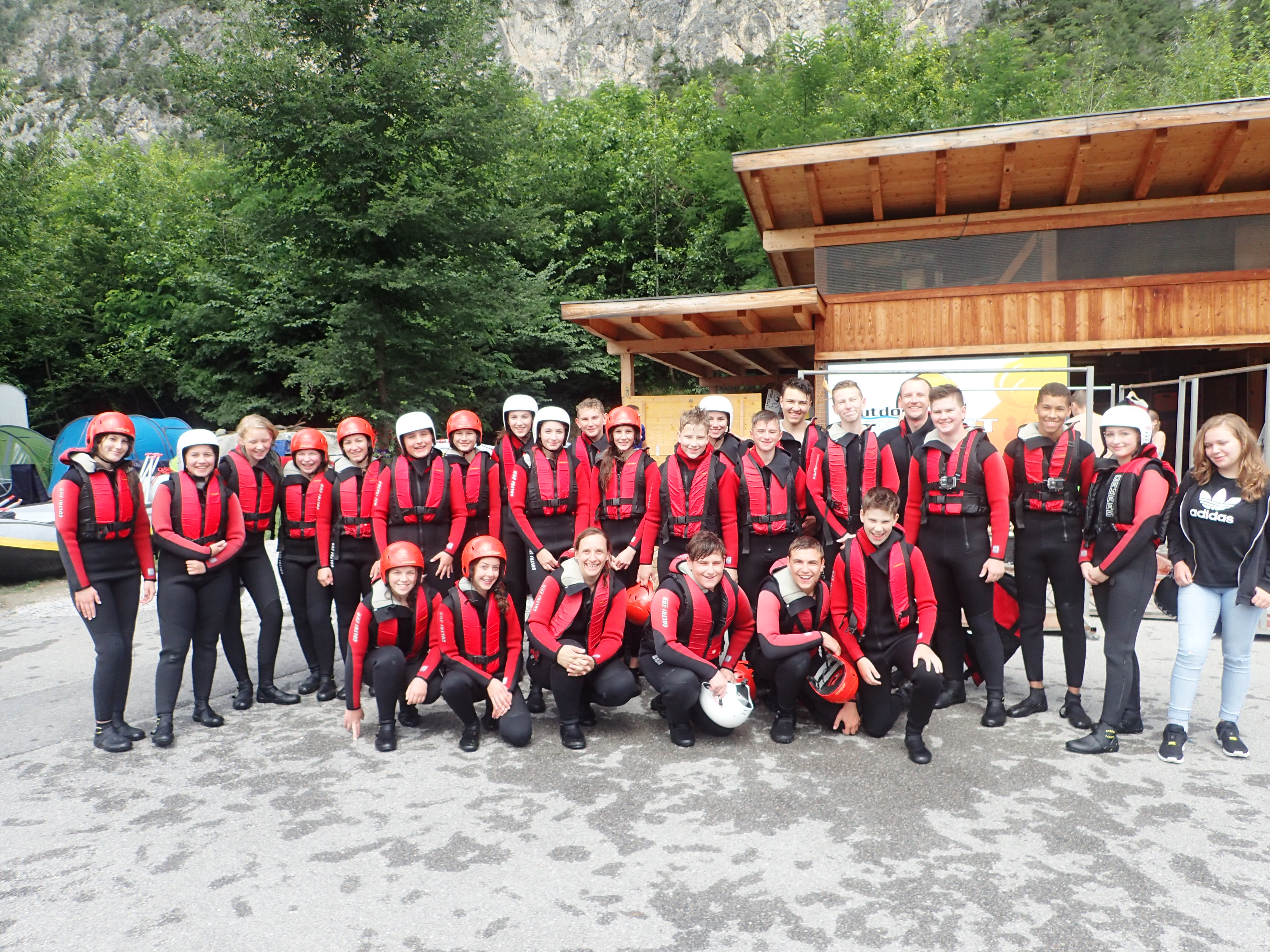 Die Klasse 8b beim Canyoning