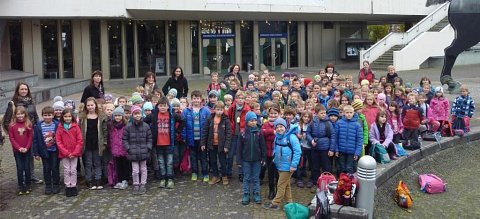 Die Grundschüler vor dem Staatstheater in Karlsruhe