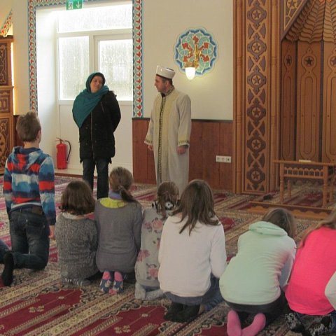 Die katholische Religionsklasse 6b/c/d besucht eine türkische Moschee in Bruchsal