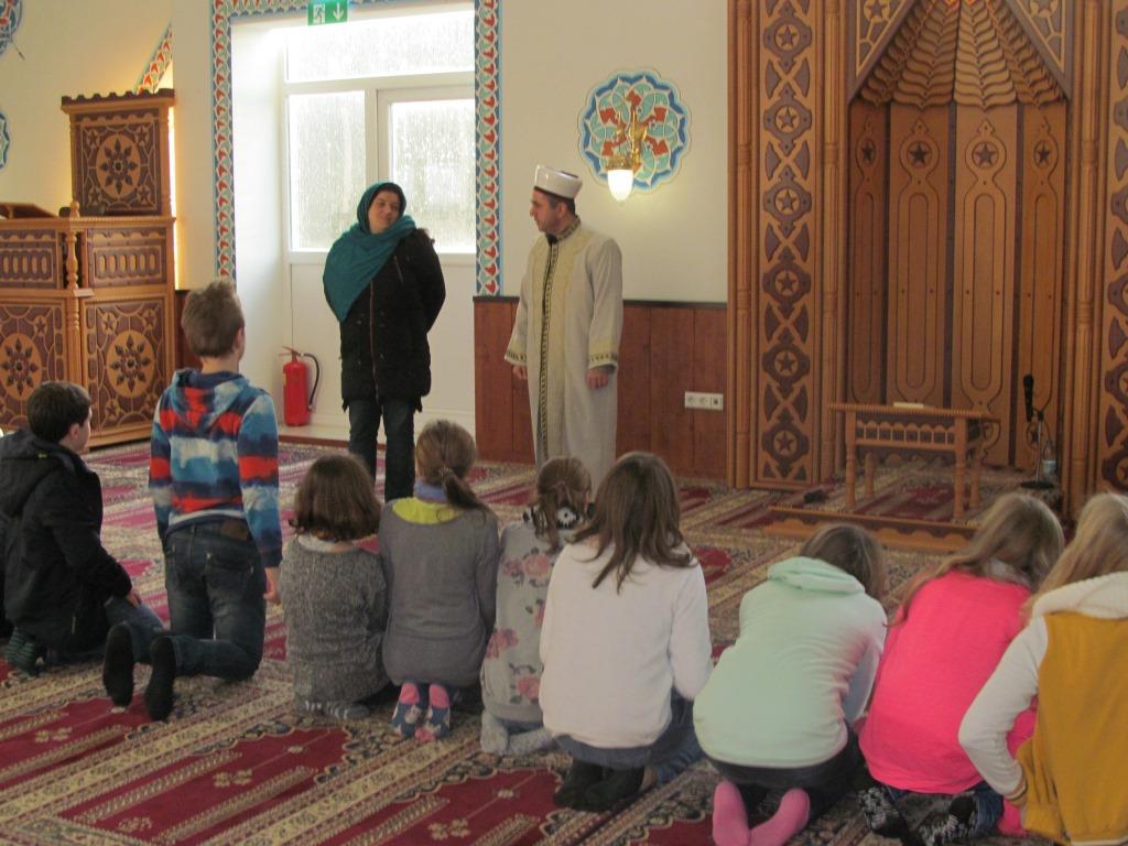 Die katholische Religionsklasse 6b/c/d besucht eine türkische Moschee in Bruchsal