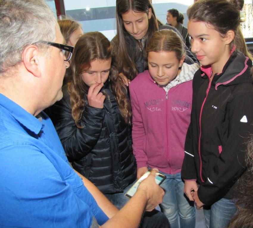 Medienreferent Uli Sailer zeigt interessierten Schülerinnen worauf es am Smartphone zu achten gilt